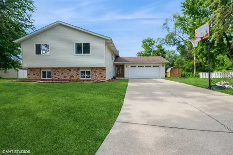 7405 Pierce Pl, Merrillville, IN 46410