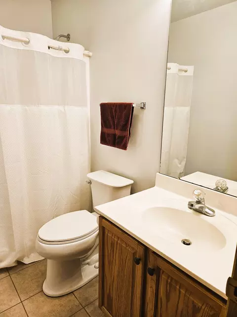 Bath - 120 Pine Dr #H, Porter, IN 46304 photo 5 of 7