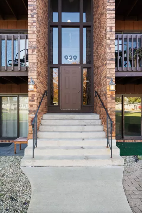 Exterior - 929 W Glen Park Ave #304, Griffith, IN 46319 photo 1 of 4