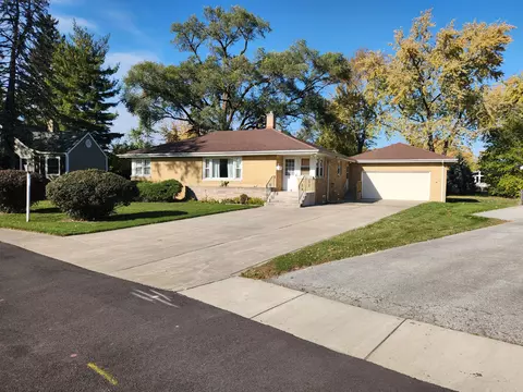 601 Berkley Dr, Dyer, IN 46311