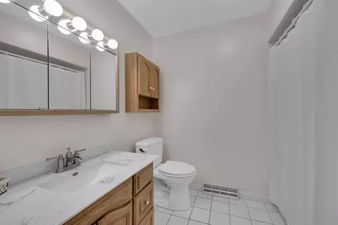 Bath - 1539 Warwick Ave, Whiting, IN 46394 photo 2 of 3