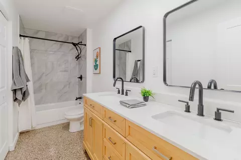 Bath - 5544 E 10th Ave, Gary, IN 46403 photo 8 of 10