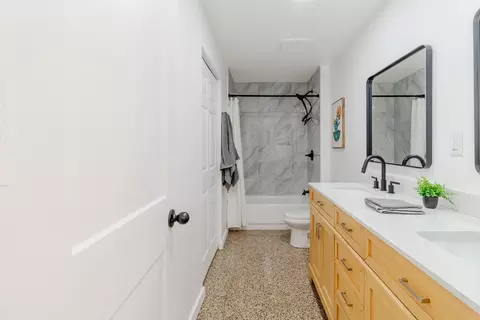 Bath - 5544 E 10th Ave, Gary, IN 46403 photo 9 of 10