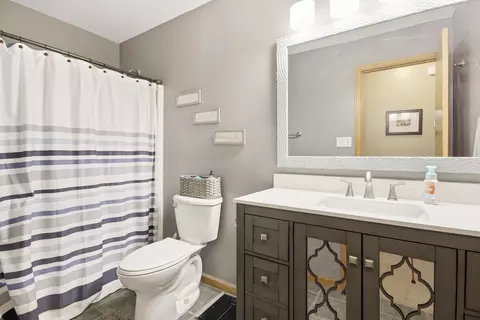Bath - 1681 Ruby Ct, Hobart, IN 46342 photo 2 of 3