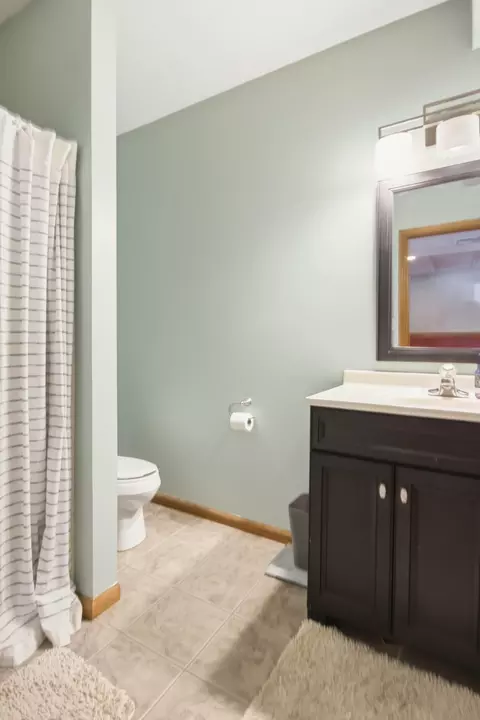 Bath - 1681 Ruby Ct, Hobart, IN 46342 photo 3 of 3