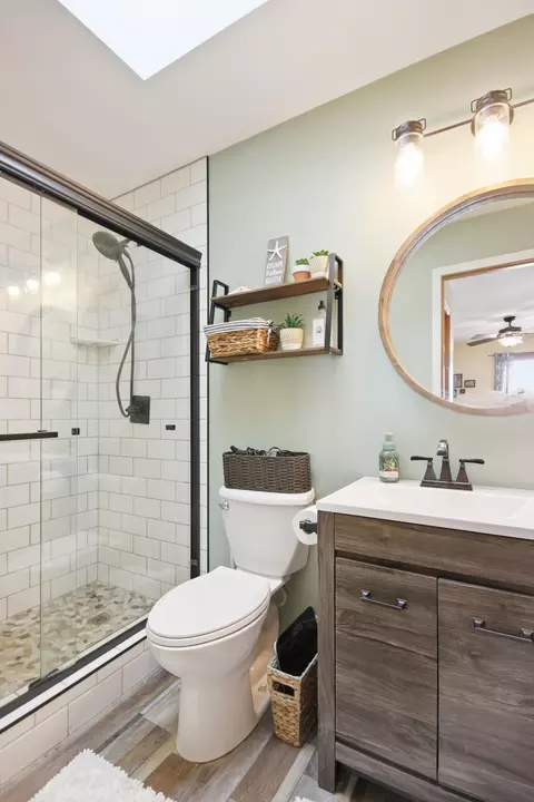 Bath - 1681 Ruby Ct, Hobart, IN 46342 photo 1 of 3