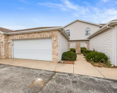 147 Mallard Pointe Dr, Valparaiso, IN 46385