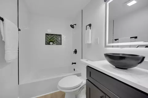Bath - 2425 W 21st Ave, Gary, IN 46404 photo 6 of 7
