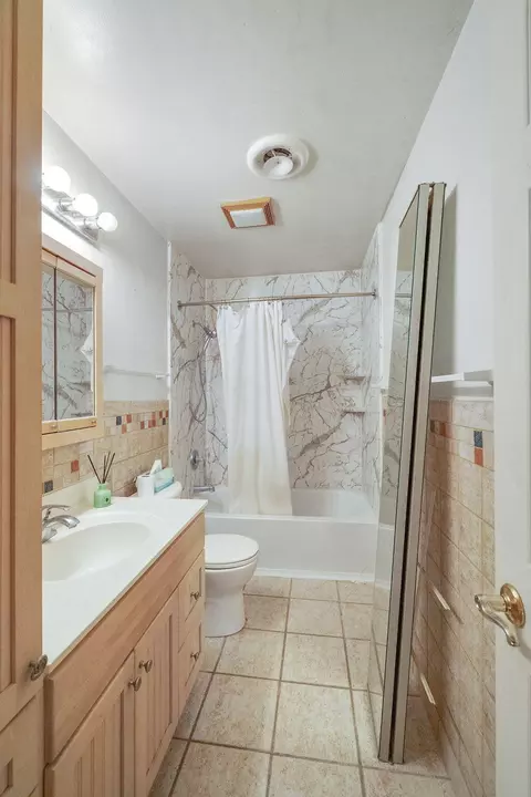 Bath - 4203 Oakgrove Dr, Valparaiso, IN 46383 photo 3 of 4