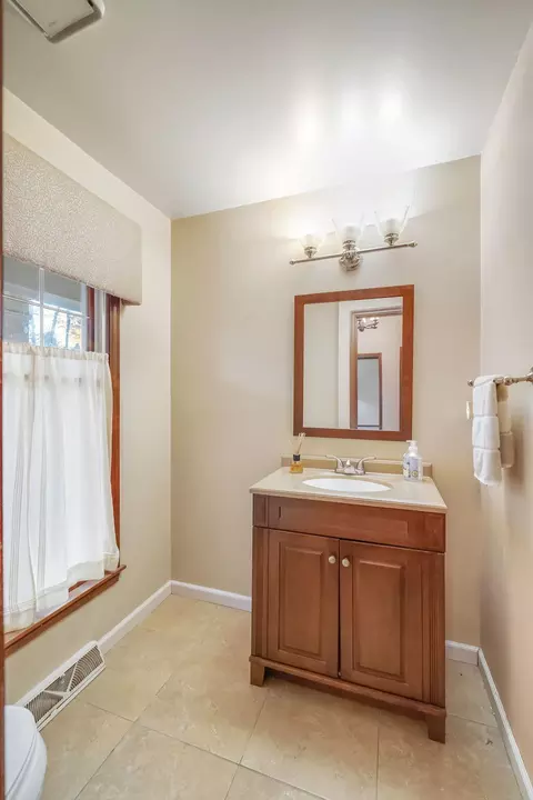 Bath - 4203 Oakgrove Dr, Valparaiso, IN 46383 photo 1 of 4