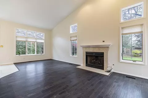 Living - 10331 Clark Ct, Munster, IN 46321 photo 2 of 4