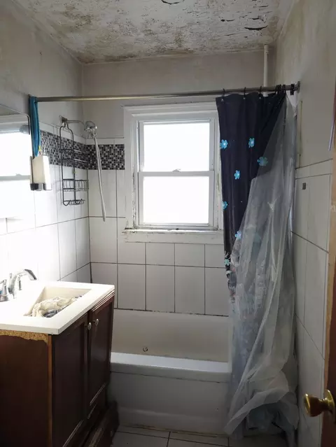 Bath - 794 Porter St, Gary, IN 46406 photo 1 of 2