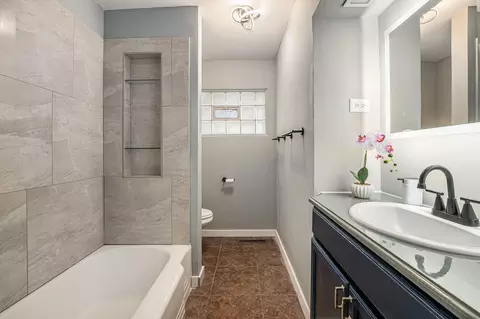 Bath - 6647 Ash Pl, Gary, IN 46403 photo 1 of 2