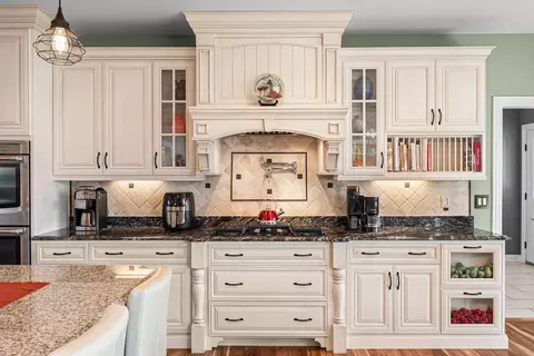 Kitchen - 9030 Willow Ln, Saint John, IN 46373 photo 4 of 5