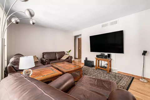 Living - 1109 N Dwiggins Ave, Griffith, IN 46319 photo 2 of 3
