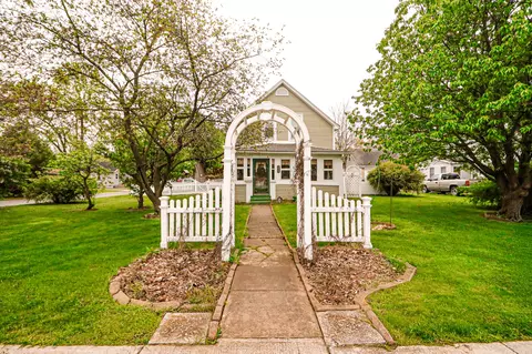 225 Jefferson Ave, Chesterton, IN 46304