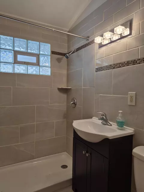 Bath - 7800 Juniper Ave, Gary, IN 46403 photo 1 of 2