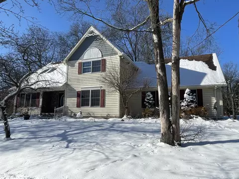 9710 Rustic Dr, De Motte, IN 46310 photo 2