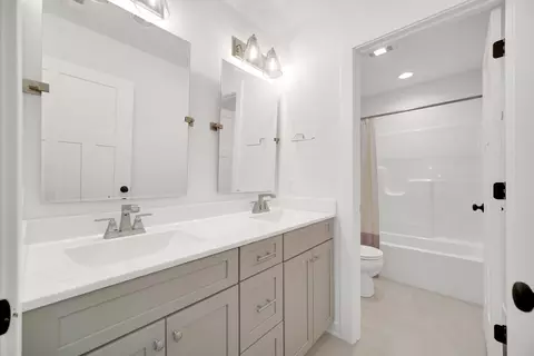 Bath - 1079 Kleven Ln, Crown Point, IN 46307 photo 3 of 4