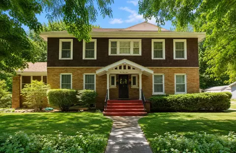 158 S Greenwich St, Valparaiso, IN 46383