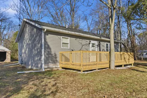 1606 N Longshore Dr, Walkerton, IN 46574