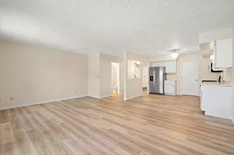 Living - 200 Summertree Dr, Porter, IN 46304 photo 2 of 4