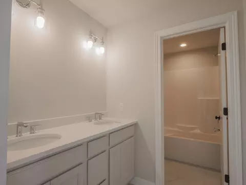 Bath - 1861 Trailbrook Dr, Valparaiso, IN 46385 photo 2 of 4