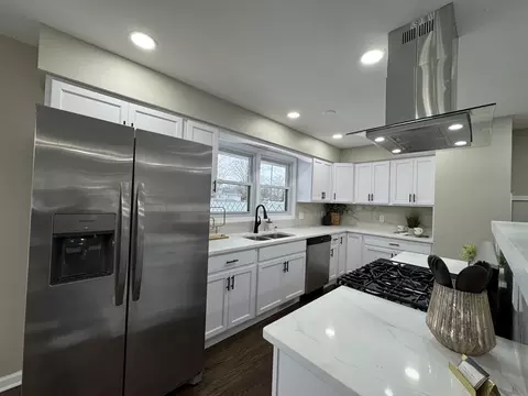 Kitchen - 1608 Tulip Ln, Munster, IN 46321 photo 4 of 4
