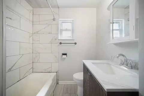 Bath - 7230 Mclaughlin Ave, Hammond, IN 46324 photo 1 of 1