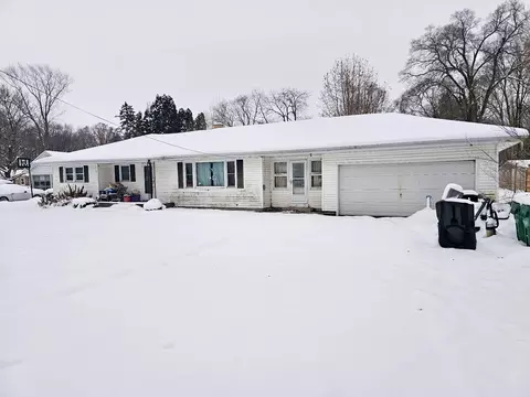 826 S Mayflower Rd, La Porte, IN 46350