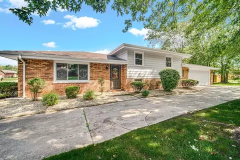 205 Fairview Ln, Schererville, IN 46375