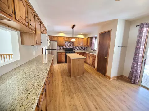 Kitchen - 13291 County Rd 700, De Motte, IN 46310 photo 3 of 5