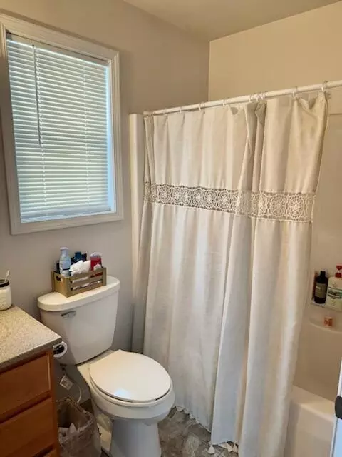 Bath - 1781 Kelly Ct, Wheatfield, IN 46392 photo 2 of 4