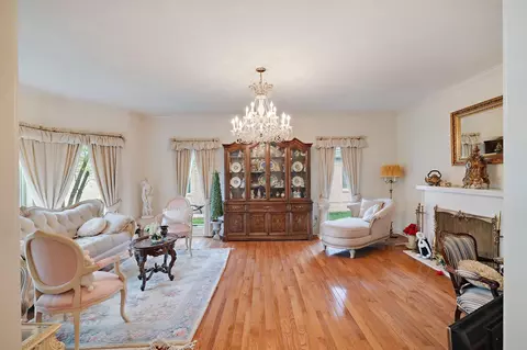 Living - 955 Killarney Dr, Dyer, IN 46311 photo 1 of 7