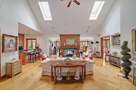 Living - 955 Killarney Dr, Dyer, IN 46311 photo 2 of 7