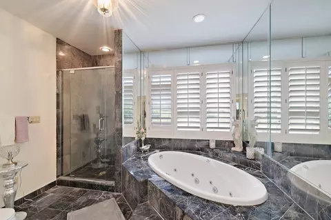 Bath - 955 Killarney Dr, Dyer, IN 46311 photo 3 of 10