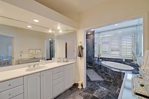 Bath - 955 Killarney Dr, Dyer, IN 46311 photo 2 of 10