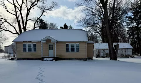 211 W Main St, Medaryville, IN 47957