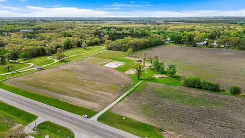 4898 E St Rd 10, De Motte, IN 46310