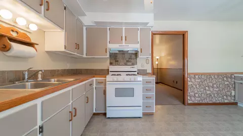 Kitchen - 9441 S State Line Rd, Dyer, IN 46311 photo 5 of 8