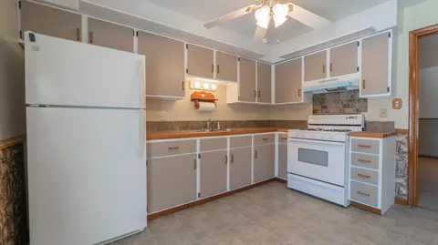 Kitchen - 9441 S State Line Rd, Dyer, IN 46311 photo 6 of 8