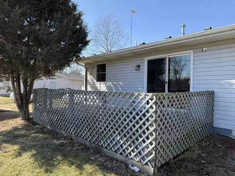 Exterior - 9103 Estates Dr, De Motte, IN 46310 photo 5 of 7