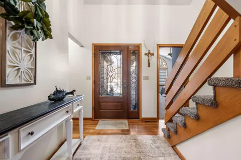Entry Way - 1555 Maumee Dr, Valparaiso, IN 46385 photo 2 of 4