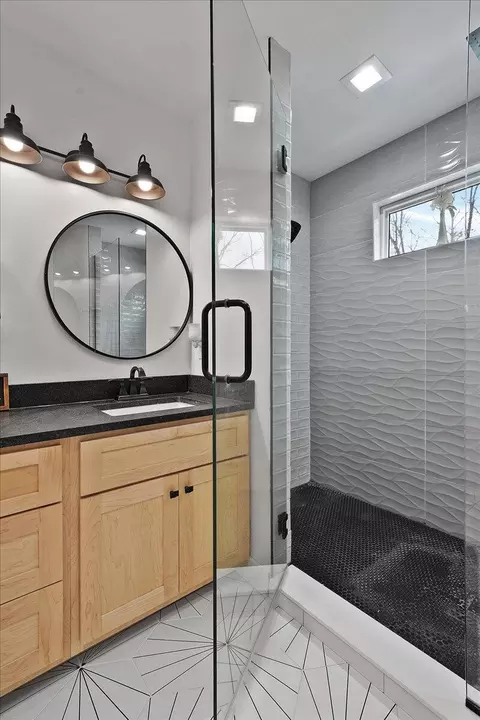 Bath - 8183 Old Oak Dr, De Motte, IN 46310 photo 2 of 10
