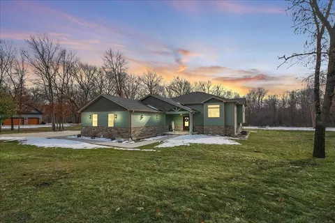 8183 Old Oak Dr, De Motte, IN 46310