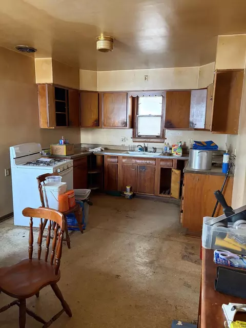 Kitchen - 1516 Steiber St, Whiting, IN 46394 photo 2 of 2