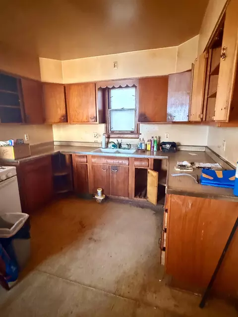 Kitchen - 1516 Steiber St, Whiting, IN 46394 photo 1 of 2