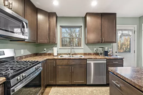 Kitchen - 11524 Briarhill Dr, De Motte, IN 46310 photo 2 of 5