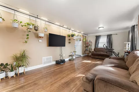 Living - 324 Maple St, Crown Point, IN 46307 photo 1 of 2
