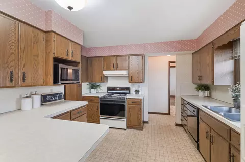 Kitchen - 507 Hickory Ln, Munster, IN 46321 photo 3 of 3